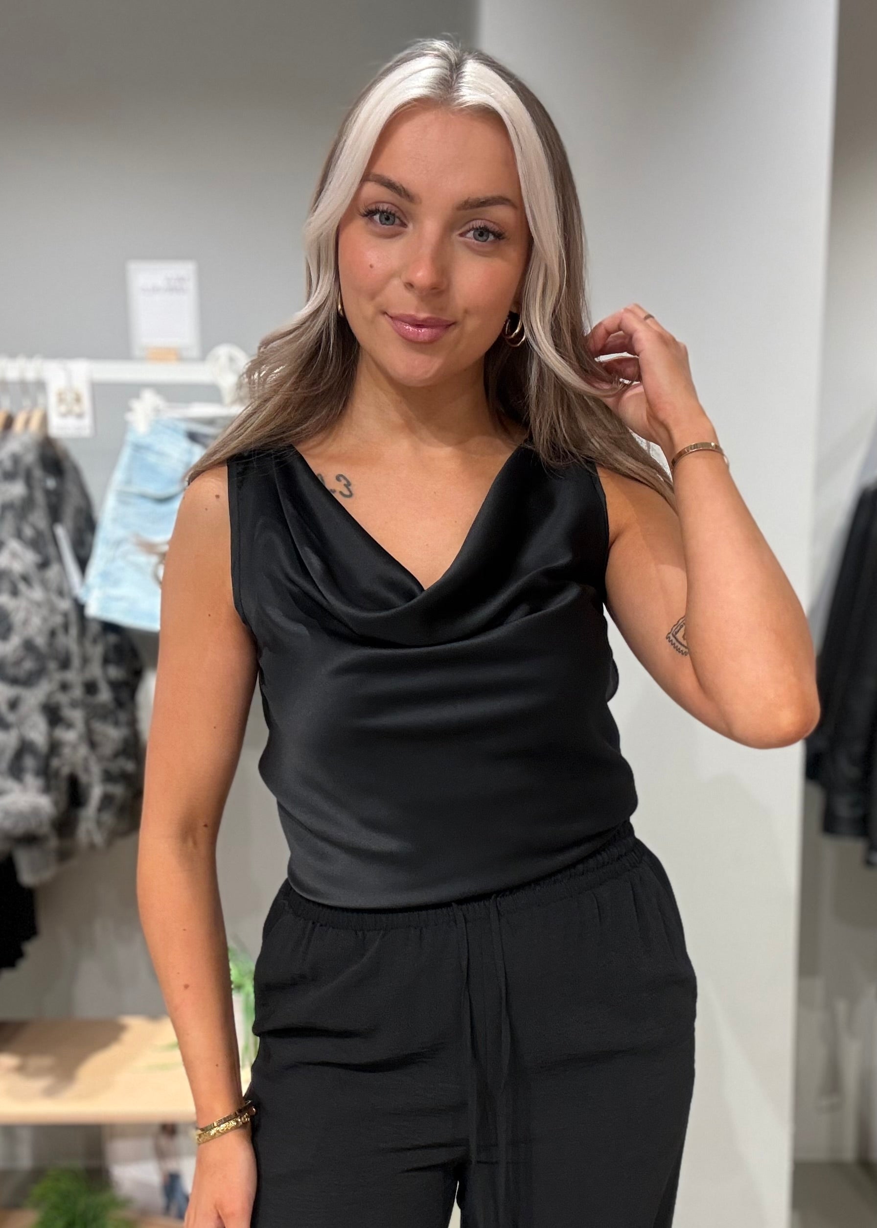 VIANITA Top - Black